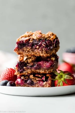 healthy berry streusel oat bars